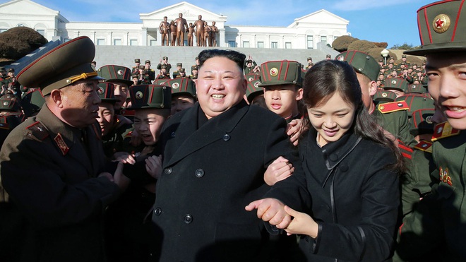 Ông Kim Jong Un hành động lãng mạn với phu nhân Ri Sol Ju, báo Hàn: Hoàn toàn khác thế hệ trước! - Ảnh 5.