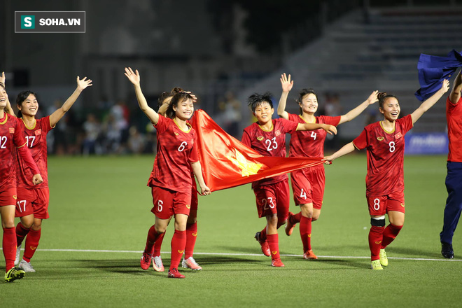 Chùm ảnh: HLV Mai Đức Chung và học trò rạng rỡ ăn mừng HCV SEA Games thứ 2 liên tiếp - Ảnh 2.