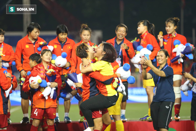 Chùm ảnh: HLV Mai Đức Chung và học trò rạng rỡ ăn mừng HCV SEA Games thứ 2 liên tiếp - Ảnh 16.