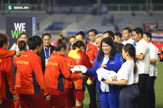 Chùm ảnh: HLV Mai Đức Chung và học trò rạng rỡ ăn mừng HCV SEA Games thứ 2 liên tiếp - Ảnh 11.