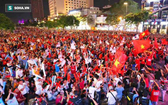 Hàng vạn CĐV đổ ra đường cổ vũ U22 Việt Nam, tin thầy trò HLV Park sẽ vô địch SEA Games - Ảnh 1.