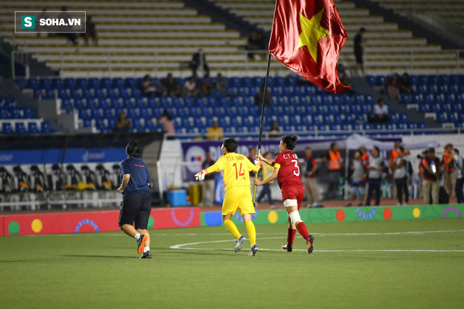 Chùm ảnh: HLV Mai Đức Chung và học trò rạng rỡ ăn mừng HCV SEA Games thứ 2 liên tiếp - Ảnh 7.