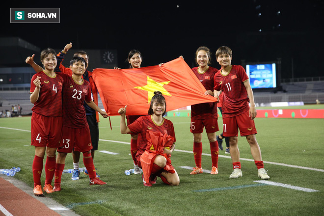 Chùm ảnh: HLV Mai Đức Chung và học trò rạng rỡ ăn mừng HCV SEA Games thứ 2 liên tiếp - Ảnh 8.