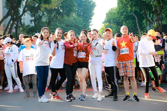 Diễn viên Lan Phương và nhiều nghệ sĩ nổi tiếng miền Bắc tham gia chạy từ thiện - Ảnh 10.