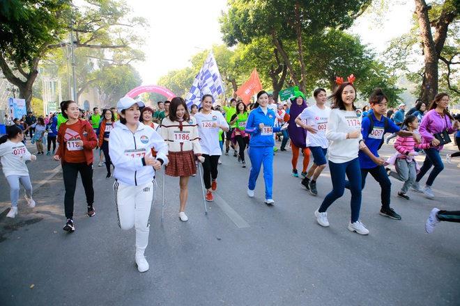 Diễn viên Lan Phương và nhiều nghệ sĩ nổi tiếng miền Bắc tham gia chạy từ thiện - Ảnh 8.
