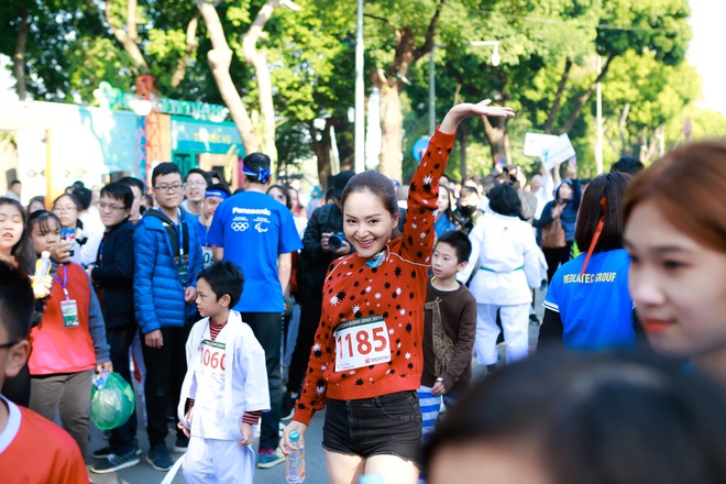Diễn viên Lan Phương và nhiều nghệ sĩ nổi tiếng miền Bắc tham gia chạy từ thiện - Ảnh 2.