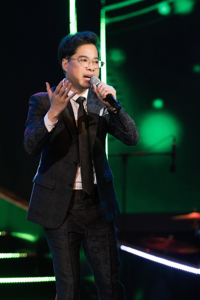 Liveshow Trăm nhớ ngàn thương: Ca sĩ Ngọc Sơn hát sung, quỳ giữa sân khấu khi tiết mục kết thúc - Ảnh 3.
