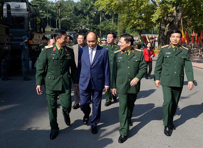 Thủ tướng Nguyễn Xuân Phúc tham quan trưng bày vũ khí và khí tài tại Hội nghị Quân chính toàn quân - Ảnh 1.