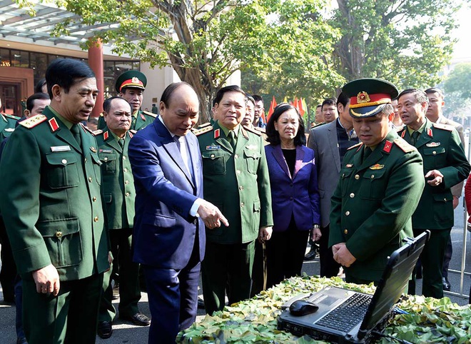 Thủ tướng Nguyễn Xuân Phúc tham quan trưng bày vũ khí và khí tài tại Hội nghị Quân chính toàn quân - Ảnh 3.