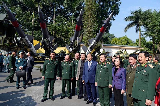 Thủ tướng Nguyễn Xuân Phúc tham quan trưng bày vũ khí và khí tài tại Hội nghị Quân chính toàn quân - Ảnh 4.