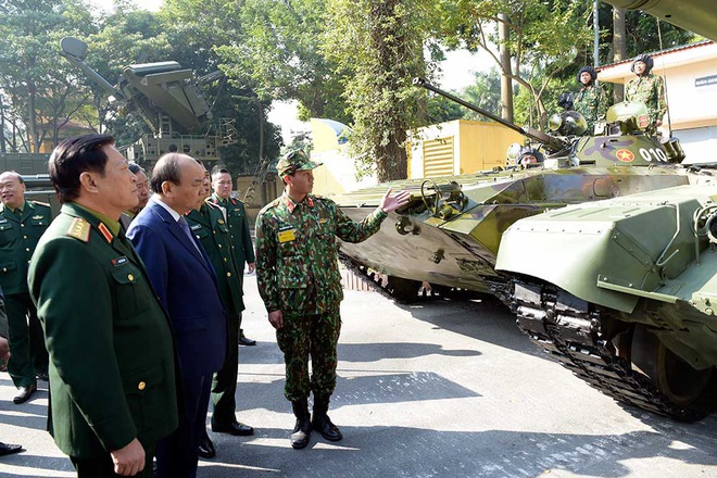 Thủ tướng Nguyễn Xuân Phúc tham quan trưng bày vũ khí và khí tài tại Hội nghị Quân chính toàn quân - Ảnh 5.
