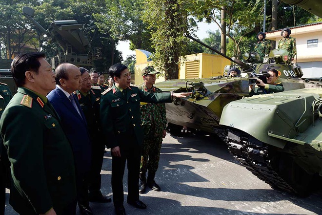 Thủ tướng Nguyễn Xuân Phúc tham quan trưng bày vũ khí và khí tài tại Hội nghị Quân chính toàn quân - Ảnh 6.