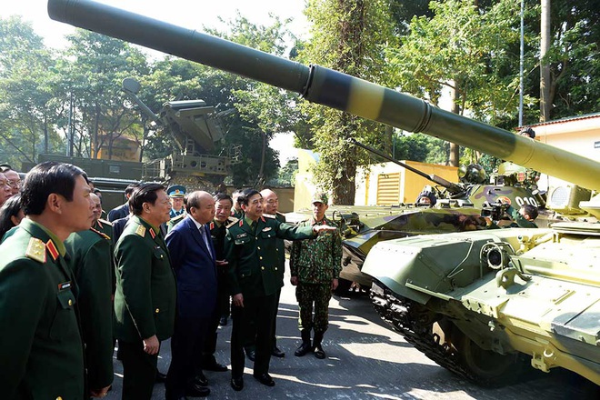 Thủ tướng Nguyễn Xuân Phúc tham quan trưng bày vũ khí và khí tài tại Hội nghị Quân chính toàn quân - Ảnh 7.