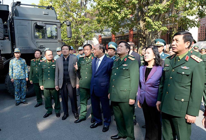 Thủ tướng Nguyễn Xuân Phúc tham quan trưng bày vũ khí và khí tài tại Hội nghị Quân chính toàn quân - Ảnh 8.