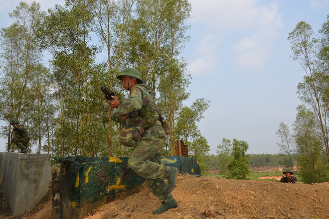 Chiến trường K: Quân Polpot dùng chiến thuật nguy hiểm - Quân tình nguyện VN gặp khó trên chốt S’nuol - Ảnh 2.