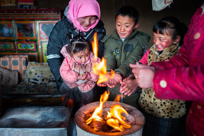 24h qua ảnh: Báo hoang tấn công người dân ở Ấn Độ - Ảnh 3.