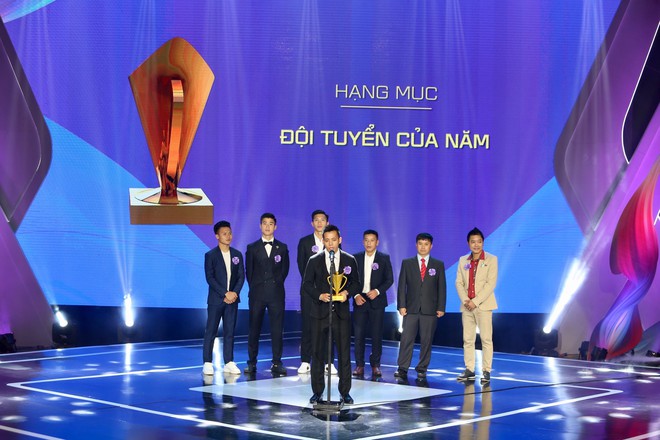 Sau QBV Việt Nam 2018, Quang Hải lại ẵm thêm danh hiệu cao quý - Ảnh 2.