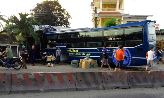 Xe khách mất lai lao vào nhà dân bên đường, hàng chục người thoát chết trong gang tấc - Ảnh 1.