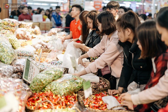 Choáng với cảnh siêu thị ở Hà Nội kín đặc người ngày cuối năm, khách trèo lên cả kệ hàng để mua sắm - Ảnh 11.