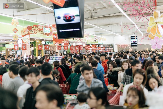 Choáng với cảnh siêu thị ở Hà Nội kín đặc người ngày cuối năm, khách trèo lên cả kệ hàng để mua sắm - Ảnh 12.