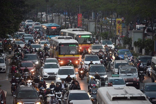 Hà Nội: Các tuyến phố nội đô ùn tắc cục bộ sau ngày làm việc cuối năm - Ảnh 3.