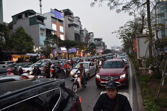 Hà Nội: Các tuyến phố nội đô ùn tắc cục bộ sau ngày làm việc cuối năm - Ảnh 8.