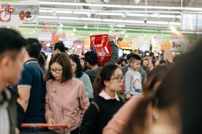 Choáng với cảnh siêu thị ở Hà Nội kín đặc người ngày cuối năm, khách trèo lên cả kệ hàng để mua sắm - Ảnh 9.