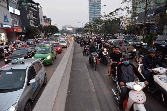 Hà Nội: Các tuyến phố nội đô ùn tắc cục bộ sau ngày làm việc cuối năm - Ảnh 9.