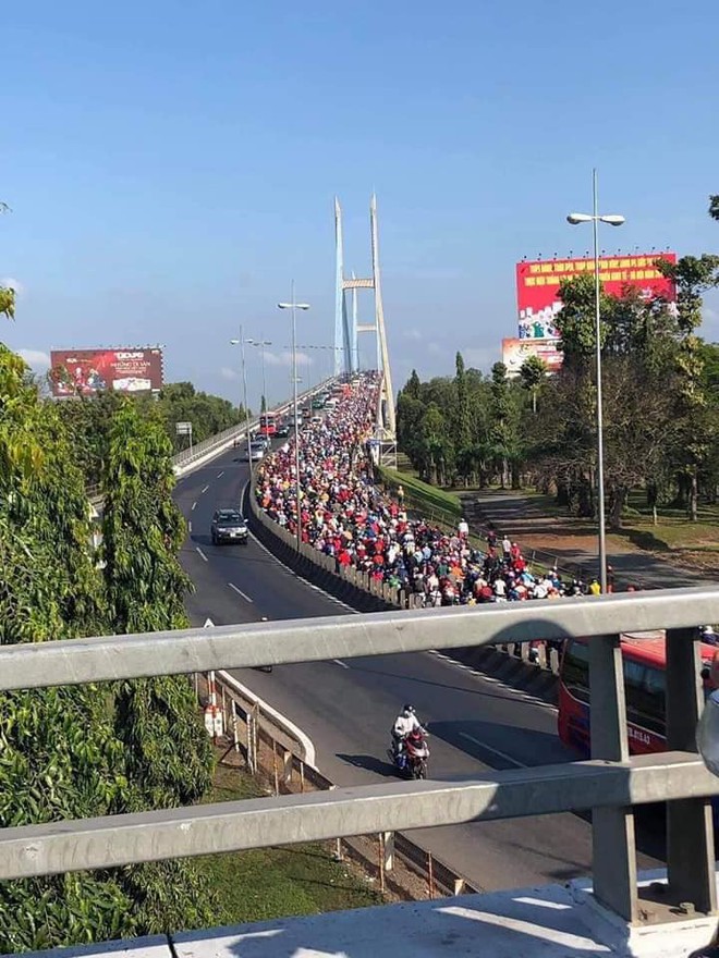 Khoảnh khắc được chia sẻ nhiều nhất trên MXH: Hàng trăm phương tiện ùn ùn quay trở về  Tp. Hồ Chí Minh  - Ảnh 1.