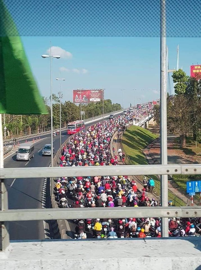 Khoảnh khắc được chia sẻ nhiều nhất trên MXH: Hàng trăm phương tiện ùn ùn quay trở về  Tp. Hồ Chí Minh  - Ảnh 2.