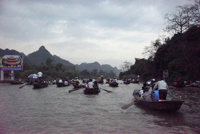 Biển người chen chân dưới nắng nóng ở chùa Hương, dân đứng kín đường ném lì xì cho ông lợn  - Ảnh 1.