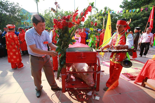 Biển người chen chân dưới nắng nóng ở chùa Hương, dân đứng kín đường ném lì xì cho ông lợn  - Ảnh 5.