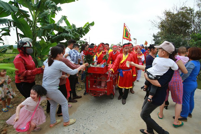 Biển người chen chân dưới nắng nóng ở chùa Hương, dân đứng kín đường ném lì xì cho ông lợn  - Ảnh 6.