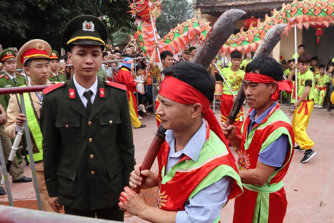 Biển người chen chân dưới nắng nóng ở chùa Hương, dân đứng kín đường ném lì xì cho ông lợn  - Ảnh 7.