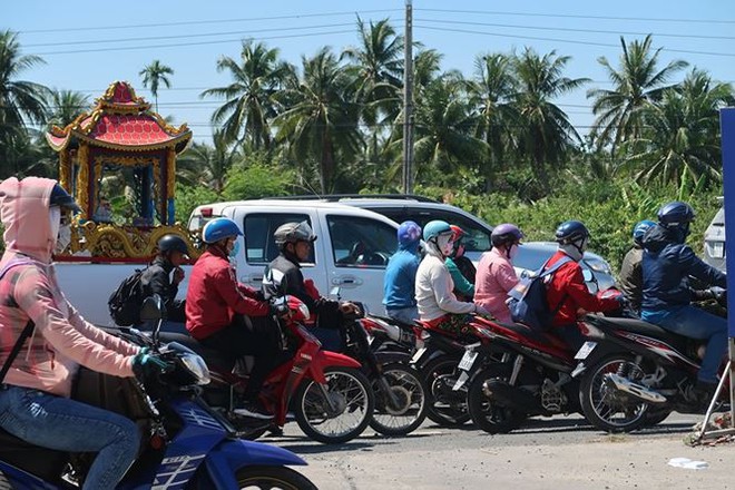 Người miền Tây đội nắng về lại TPHCM - Ảnh 1.