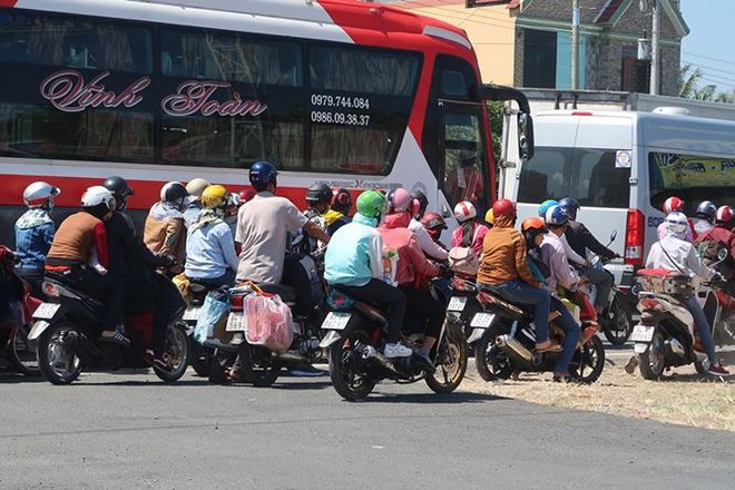 Người miền Tây đội nắng về lại TPHCM - Ảnh 2.