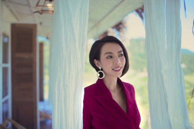 Hoa hậu hài Thu Trang khoe vẻ gợi cảm, mặn mà dịp đầu năm - Ảnh 13.