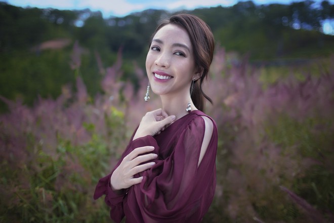 Hoa hậu hài Thu Trang khoe vẻ gợi cảm, mặn mà dịp đầu năm - Ảnh 6.