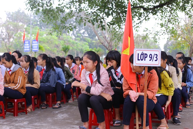 Buổi học đầu năm đẫm nước mắt ở ngôi trường có 6 học sinh tử nạn trong Tết - Ảnh 4.