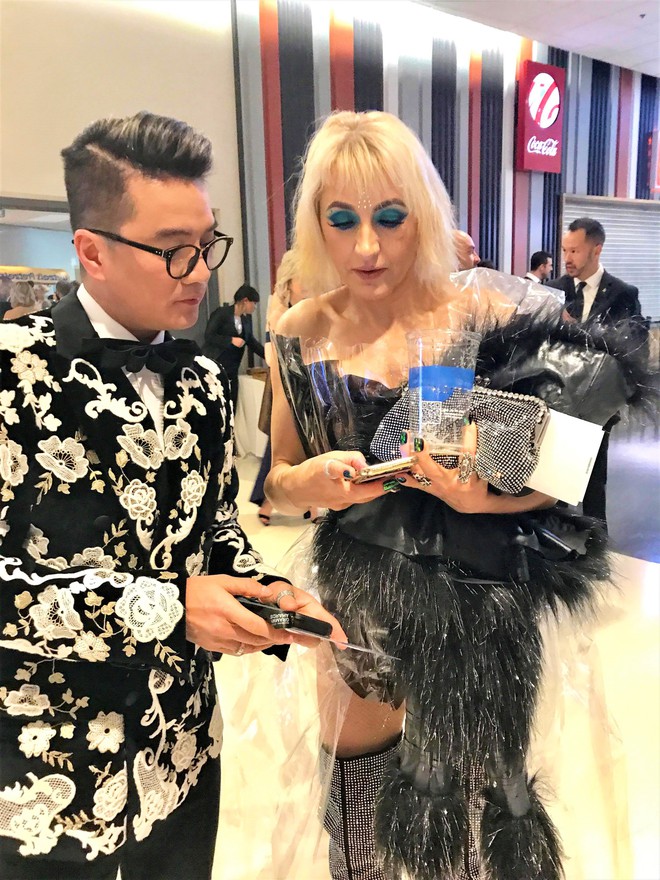 Đàm Vĩnh Hưng mặc hàng hiệu sang chảnh, bất ngờ xuất hiện tại lễ trao giải Grammy 2019 - Ảnh 9.