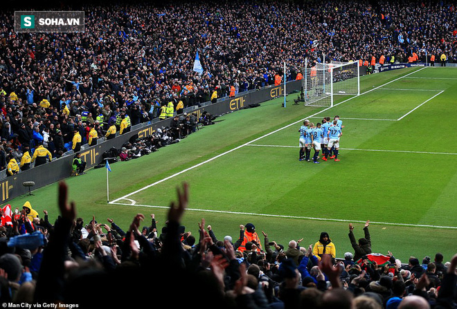 Hạ nhục Chelsea, Man City dìm thầy trò Sarri xuống đáy khốn cùng, trao ghế cho Quỷ đỏ - Ảnh 2.