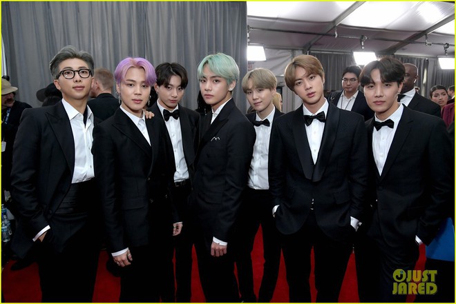 Thảm đỏ Grammy 2019: BTS, Lay (EXO) lung linh bên dàn sao Âu Mỹ, trong đó có 1 người ăn mặc khác lạ gây sốc - Ảnh 1.