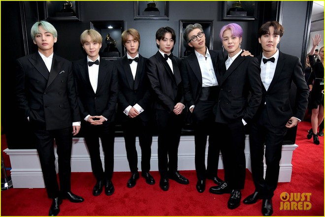 Thảm đỏ Grammy 2019: BTS, Lay (EXO) lung linh bên dàn sao Âu Mỹ, trong đó có 1 người ăn mặc khác lạ gây sốc - Ảnh 2.