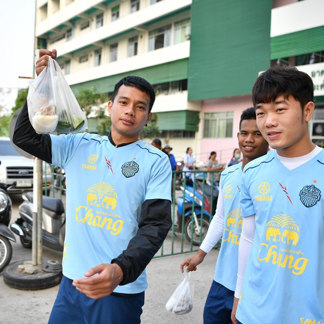 Xuân Trường tươi rói khi cùng đồng đội ngồi lề đường, ăn cơm nắm ở Thái Lan - Ảnh 1.