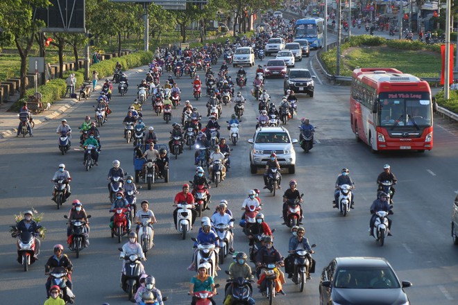 Hàng ngàn người rồng rắn chạy xe suốt đêm về TP Hồ Chí Minh cho kịp ngày đi làm đầu tiên sau Tết  - Ảnh 8.