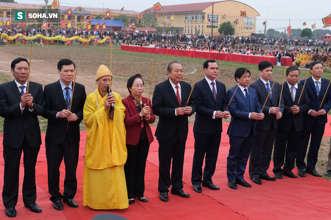 Phó Thủ tướng mặc áo nâu xuống ruộng dắt trâu đi cày ở lễ hội Tịch Điền - Ảnh 2.