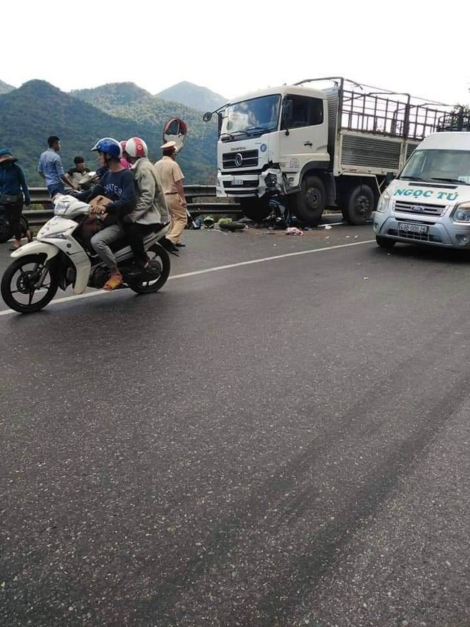 Hiện trường tai nạn vừa xảy ra ở đèo Bảo Lộc, dáng nằm của nạn nhân gây ám ảnh nhất - Ảnh 1.