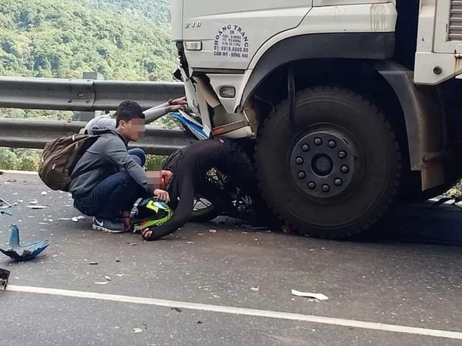 Hiện trường tai nạn vừa xảy ra ở đèo Bảo Lộc, dáng nằm của nạn nhân gây ám ảnh nhất - Ảnh 2.