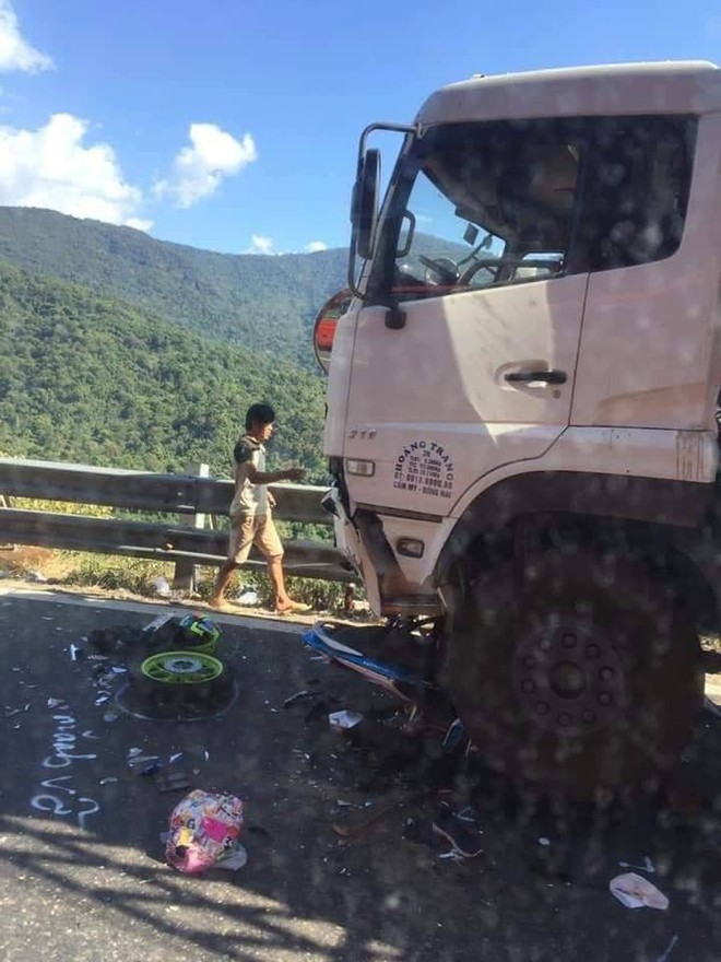 Hiện trường tai nạn vừa xảy ra ở đèo Bảo Lộc, dáng nằm của nạn nhân gây ám ảnh nhất - Ảnh 4.