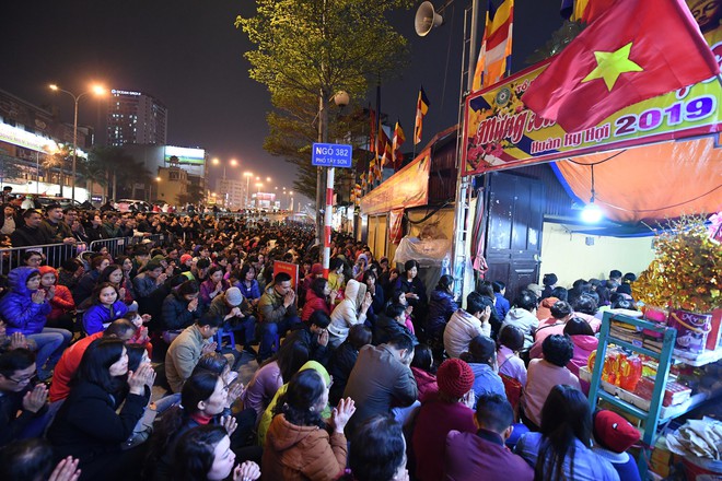 Hàng nghìn người chen chân dâng sớ cúng giải hạn sao La Hầu tại chùa Phúc Khánh - Ảnh 9.